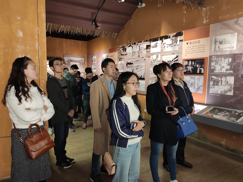 1575614027947215.jpg 聽講解員講述聯(lián)大師生們的艱苦生活.jpg