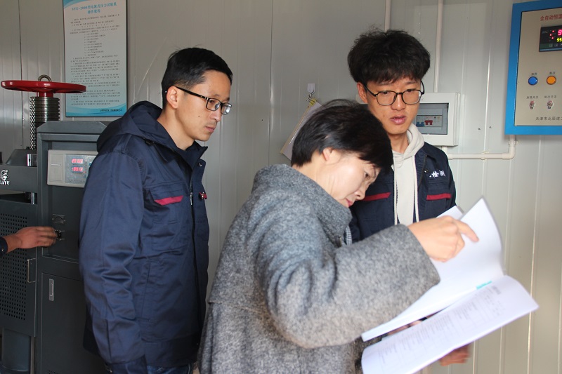 1577268262348858.jpg 專家組組長袁絢進(jìn)行儀器設(shè)備使用臺賬檢查.JPG