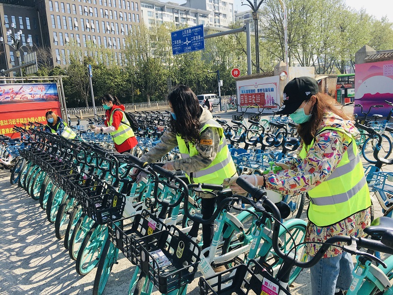 1584579362611438.jpg 團(tuán)員們對共享單車進(jìn)行清潔.jpg