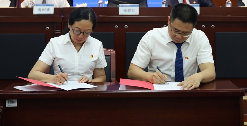 1617160593603399.jpg 張聯(lián)紅與李元鴻簽訂責任書.JPG