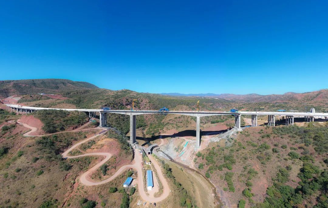 2022-12-24-剛構(gòu)過(guò)江，銀龍起舞——永大高速羊蹄江大橋合龍！1.jpg