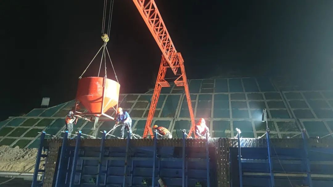 1678066688879542.jpg 2023-3-2-那興項(xiàng)目首片40米T梁順利澆筑 金光祥到現(xiàn)場指導(dǎo).jpg