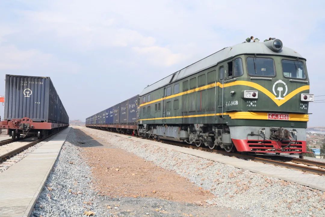 1678757339742163.jpg 2023-3-13-祥云鐵路專用線首批訂單進站1.jpg