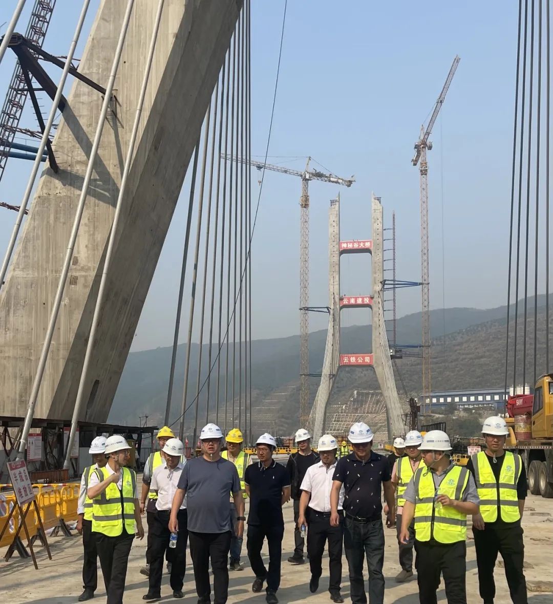 1680571573162131.jpg 2023-4-2-集團(tuán)總工程師張輝到景洪神秘谷瀾滄江大橋項(xiàng)目調(diào)研.jpg